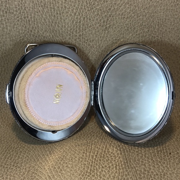 Vintage Belt Buckle Compact - Picture 2 of 3